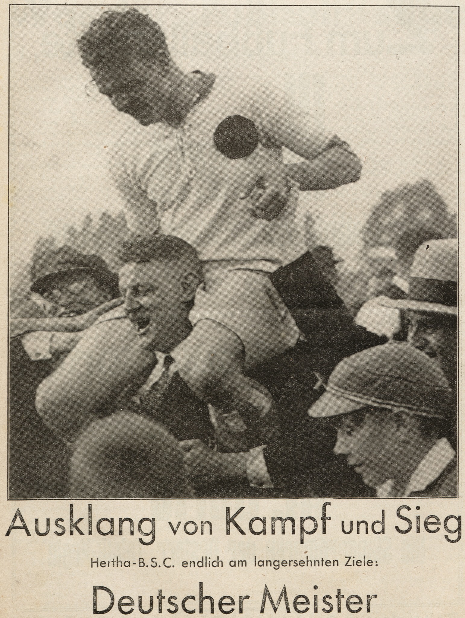 Hanne Sobek wird auf Händen getragen.