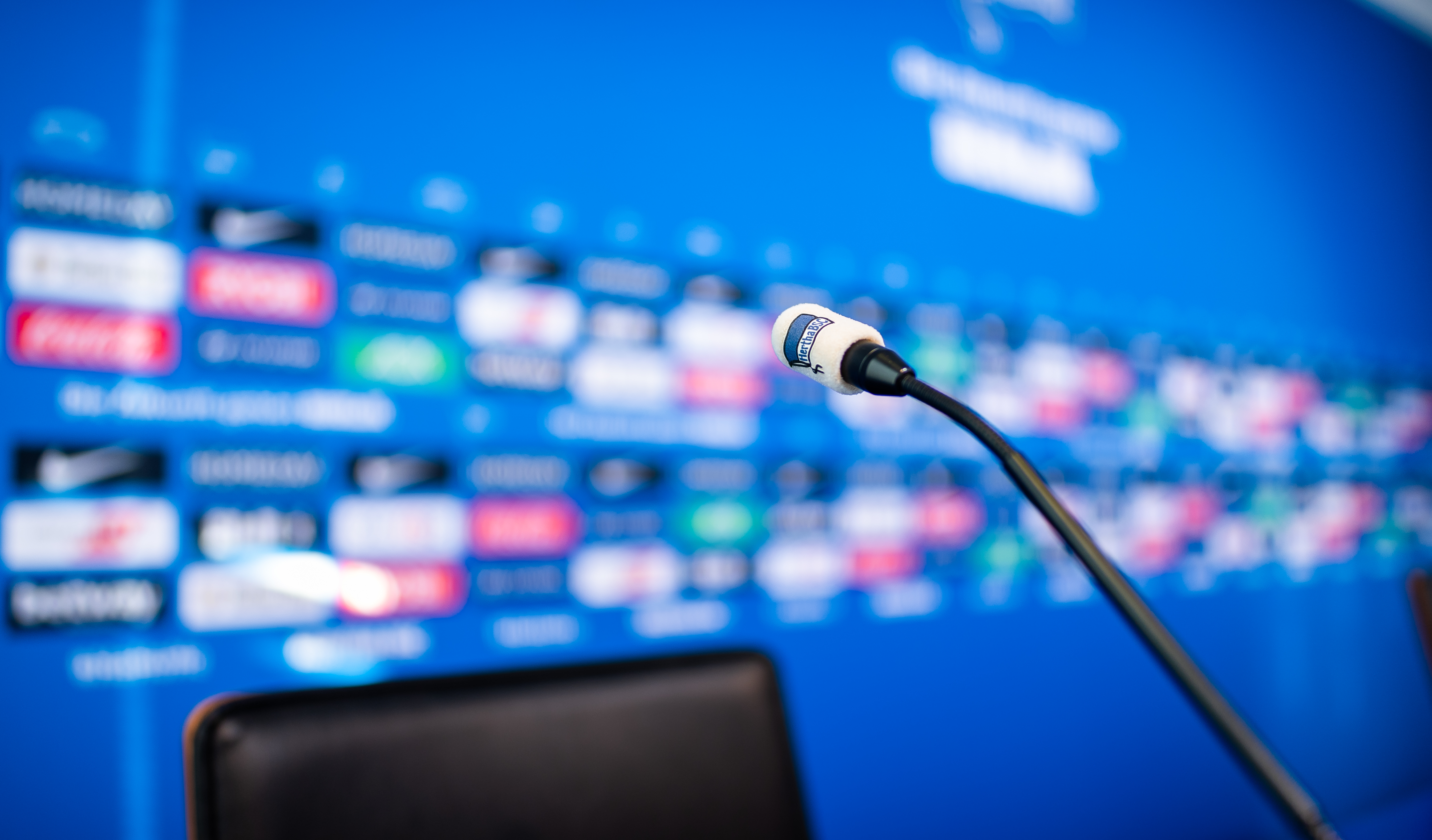 Das Podium im Medienraum von Hertha BSC