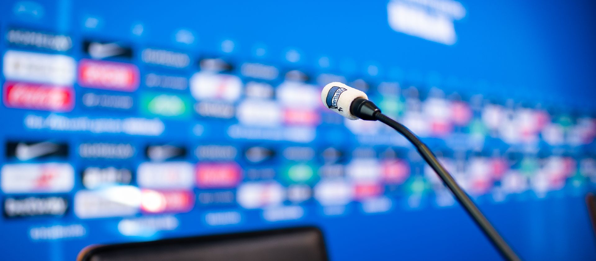 Das Podium im Medienraum von Hertha BSC
