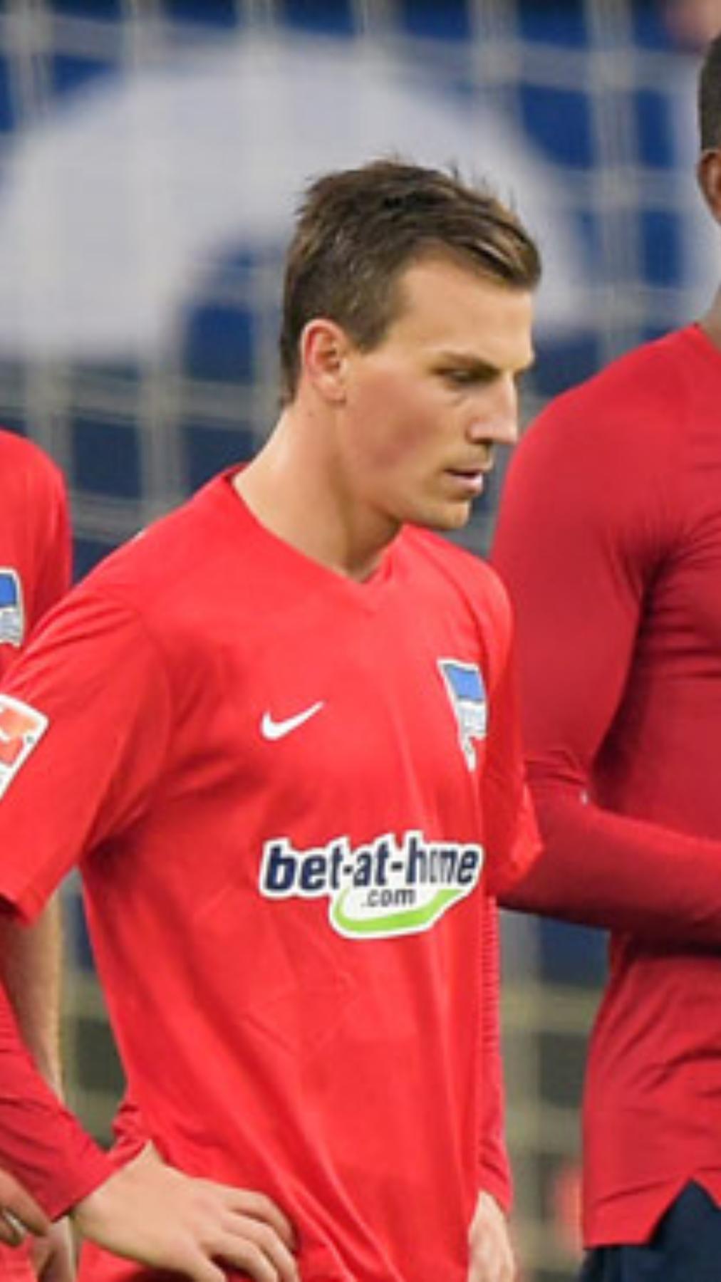 Ten-man Hertha lose at Schalke