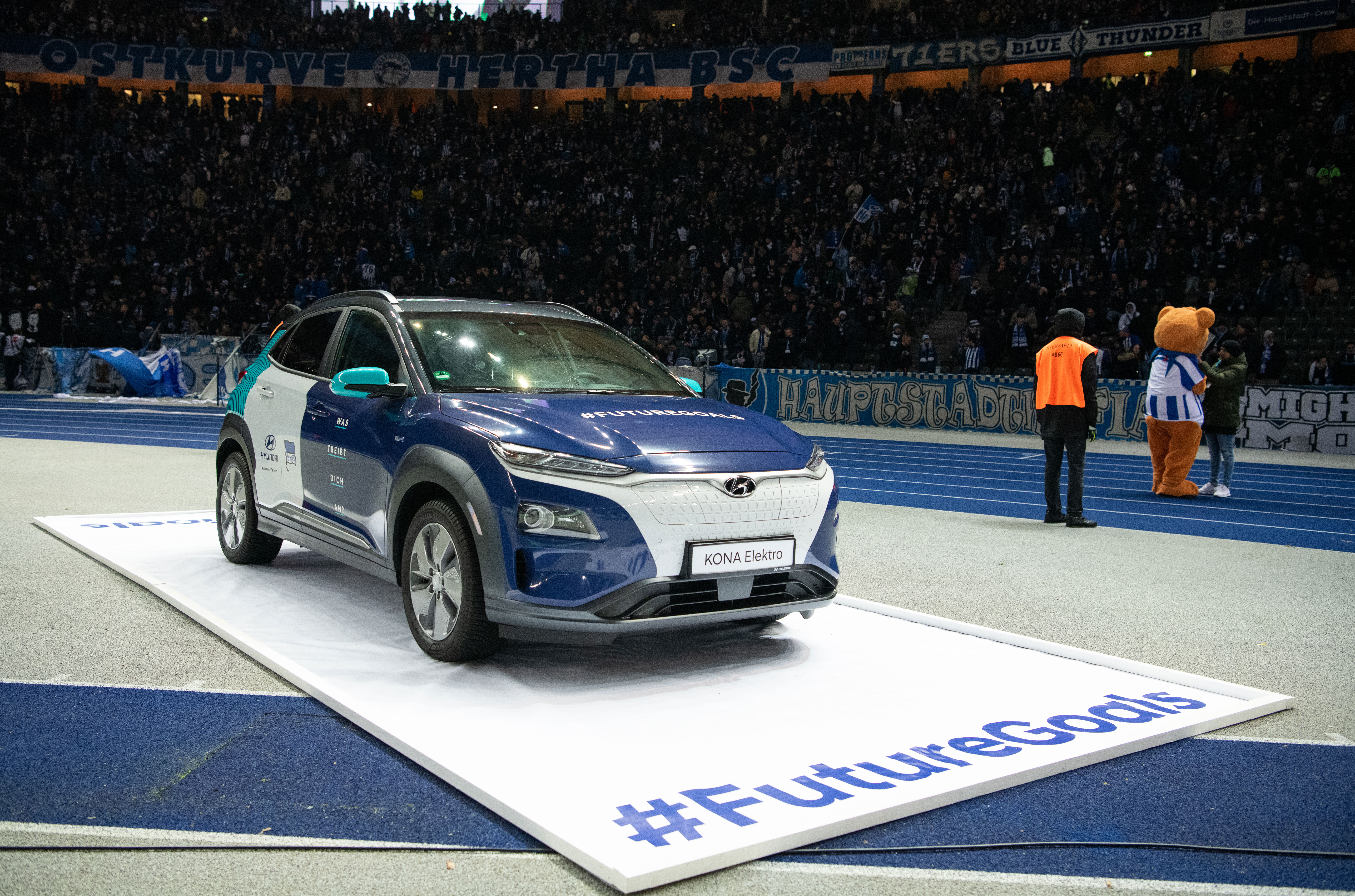 Ein Hyundai vor der Ostkurve