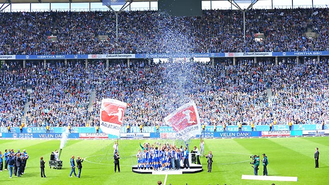 Achtung: Fans nicht auf den Rasen!