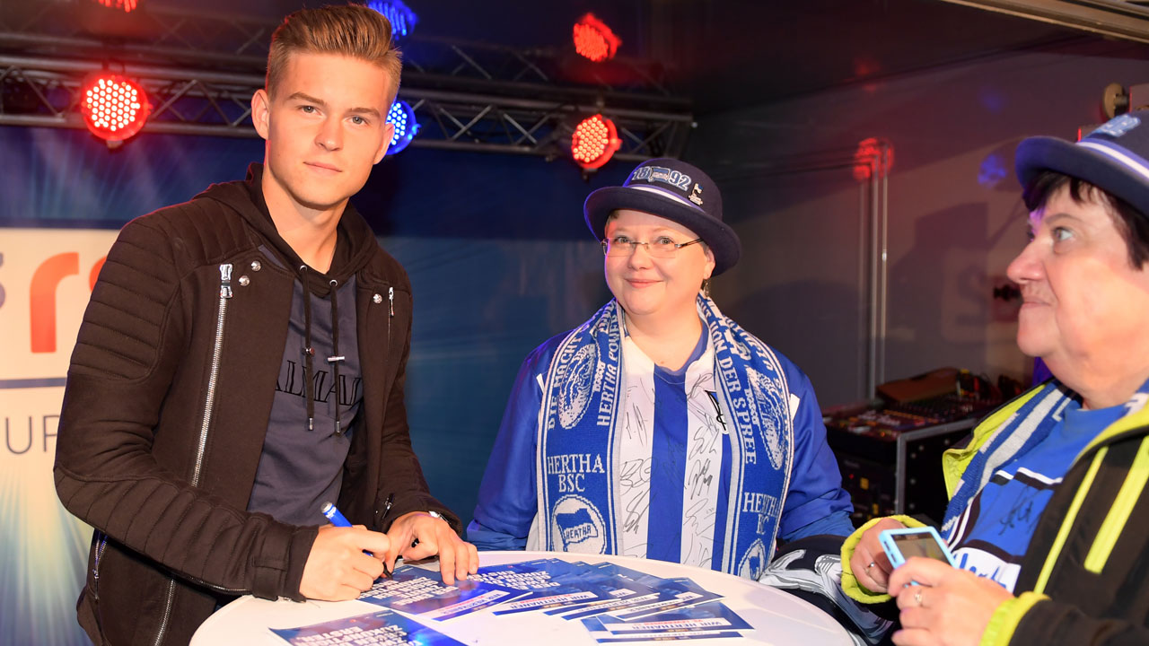 Maxi Mittelstädt schreibt Autogramme bei TEDi