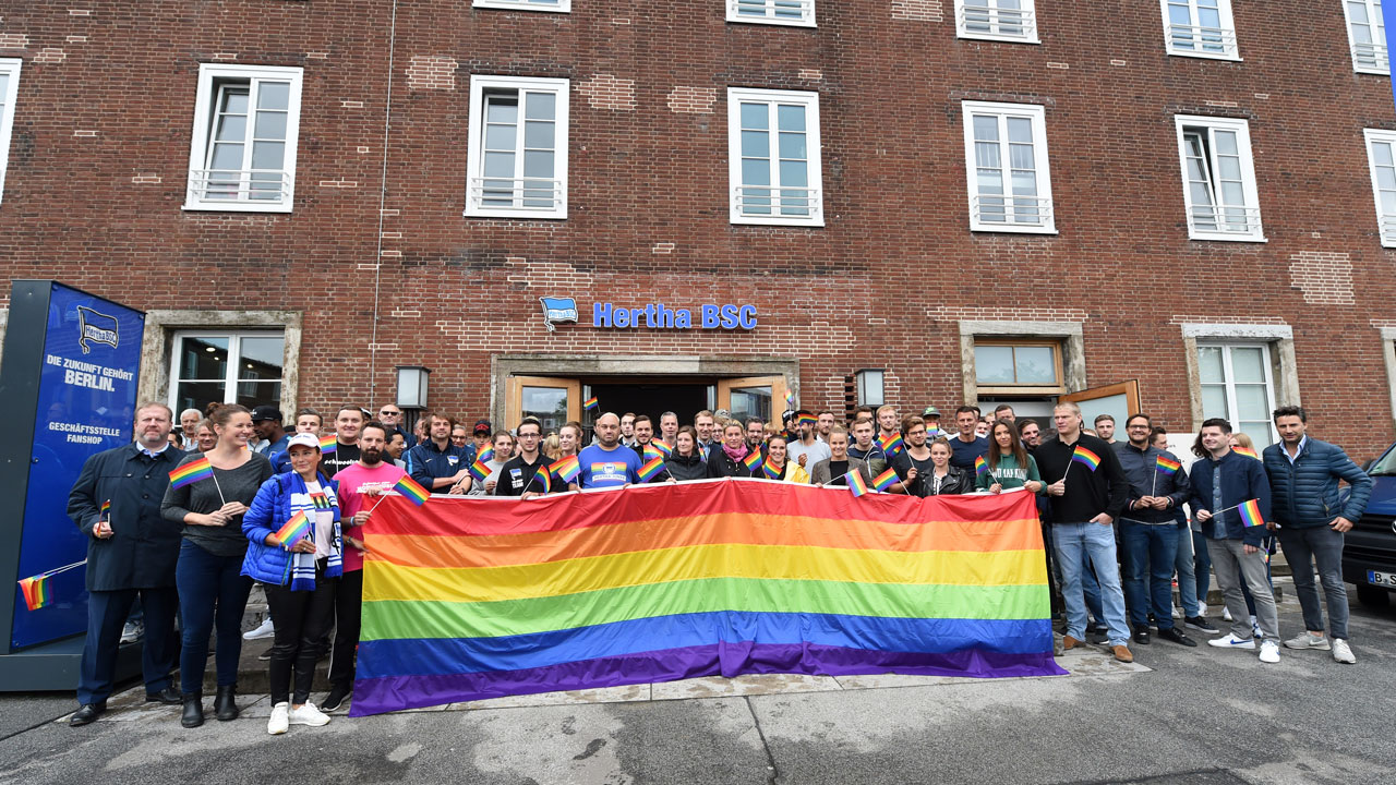 Regenbogen strahlt an der Geschäftsstelle