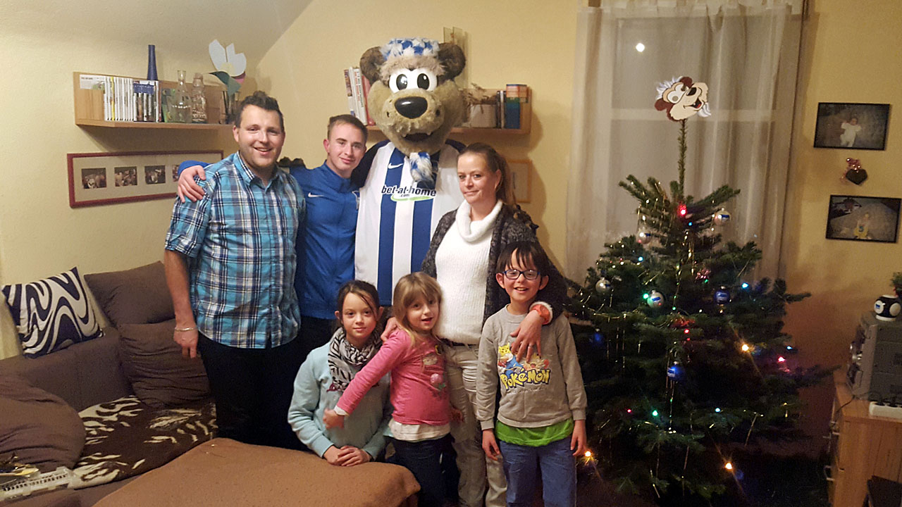 Herthaner helfen: Weihnachtsbaum schmücken mit Herthinho