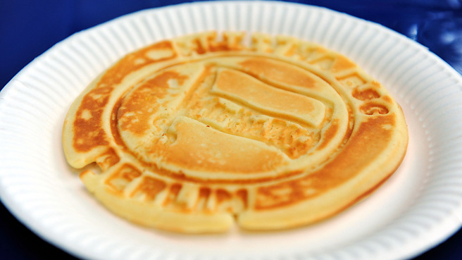 Hertha-Profis beim Waffelbacken im Hauptbahnhof