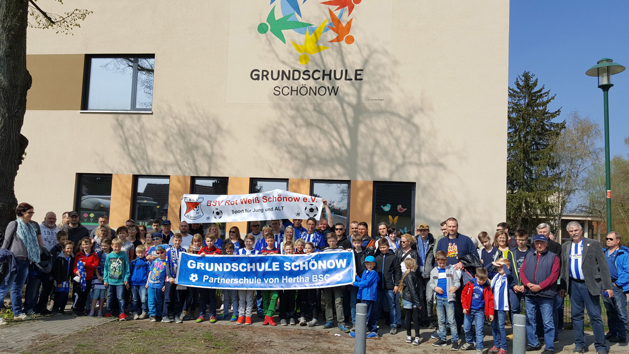 Besuch von Herthas Partnerschule gegen Augsburg