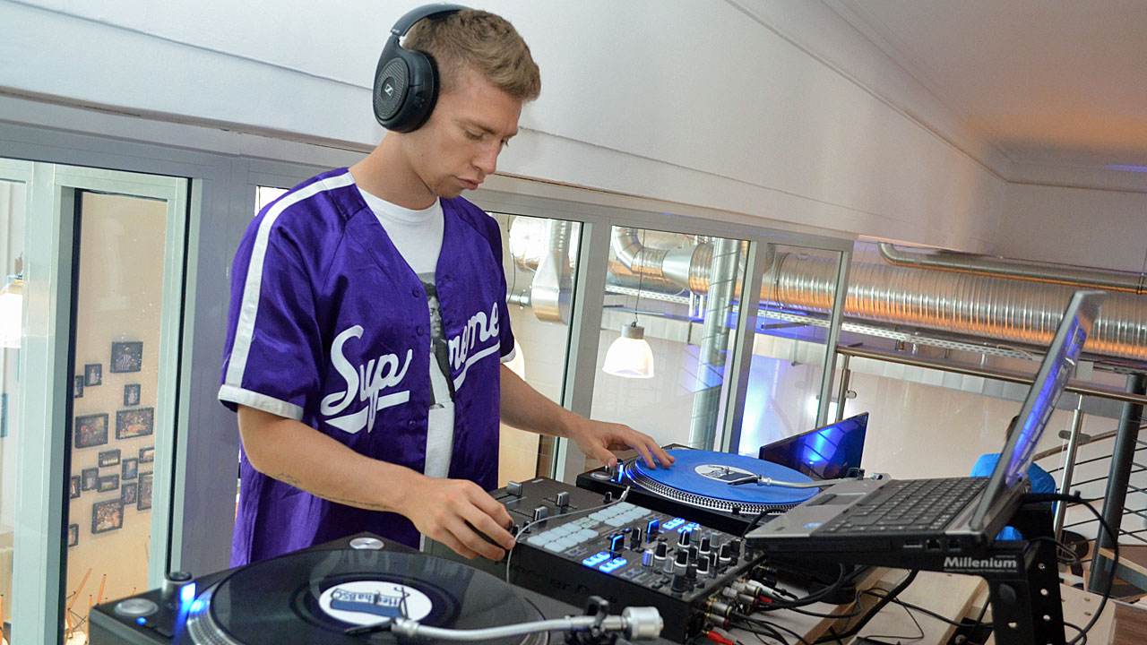 Der Mann an den Platten 