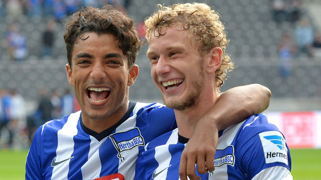 Lustenberger und Allagui geben Autogramme