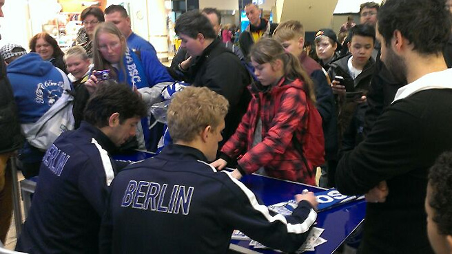 Fotos und Autogramme im Eastgate Berlin
