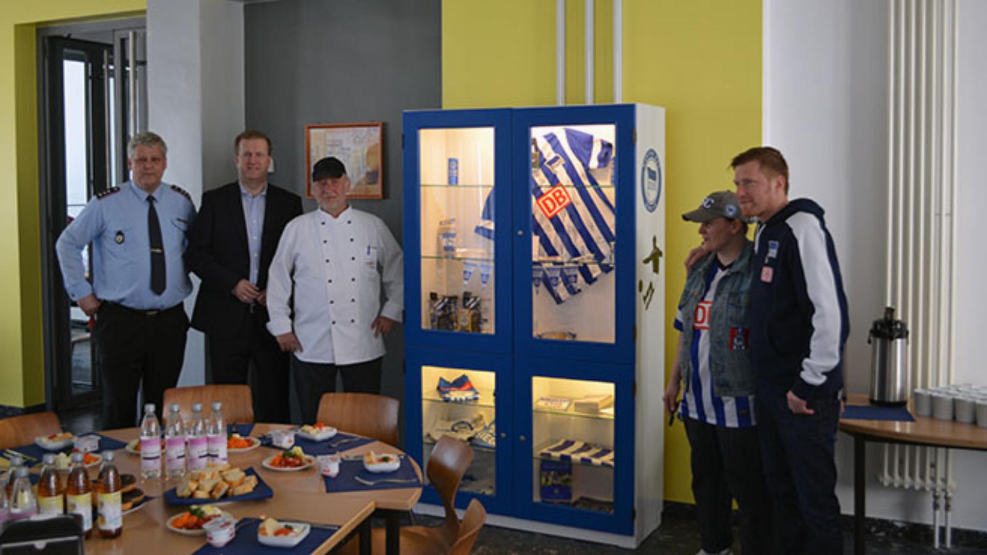 Ingo Schiller & Zecke weihen Hertha-Vitrine ein