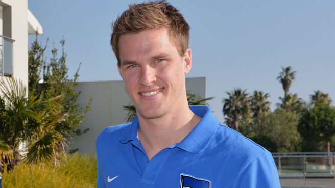 Sebastian Langkamp gibt Autogramme