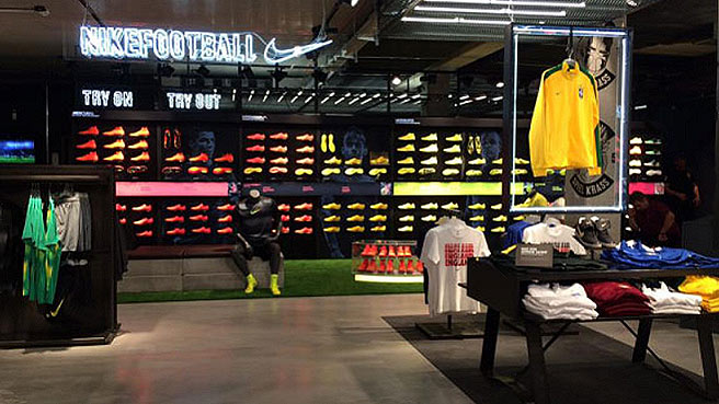 Autogrammstunde im neuen 11Teamsports Flagship-Store 