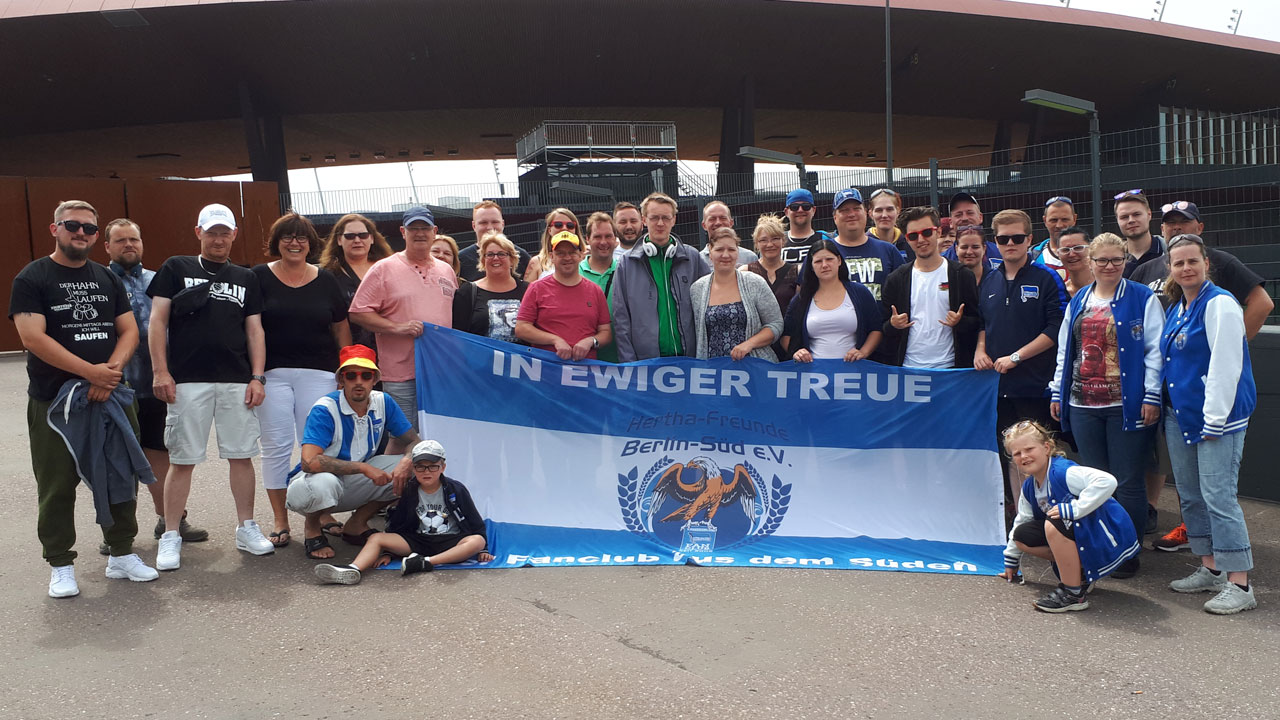 Familiäre Atmosphäre in blau-weiß!