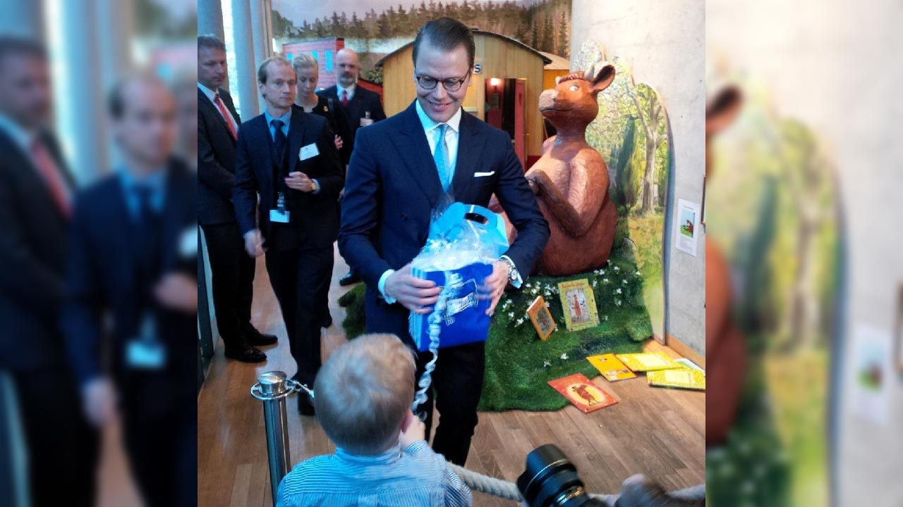 Pontus beschenkt Prinz Daniel