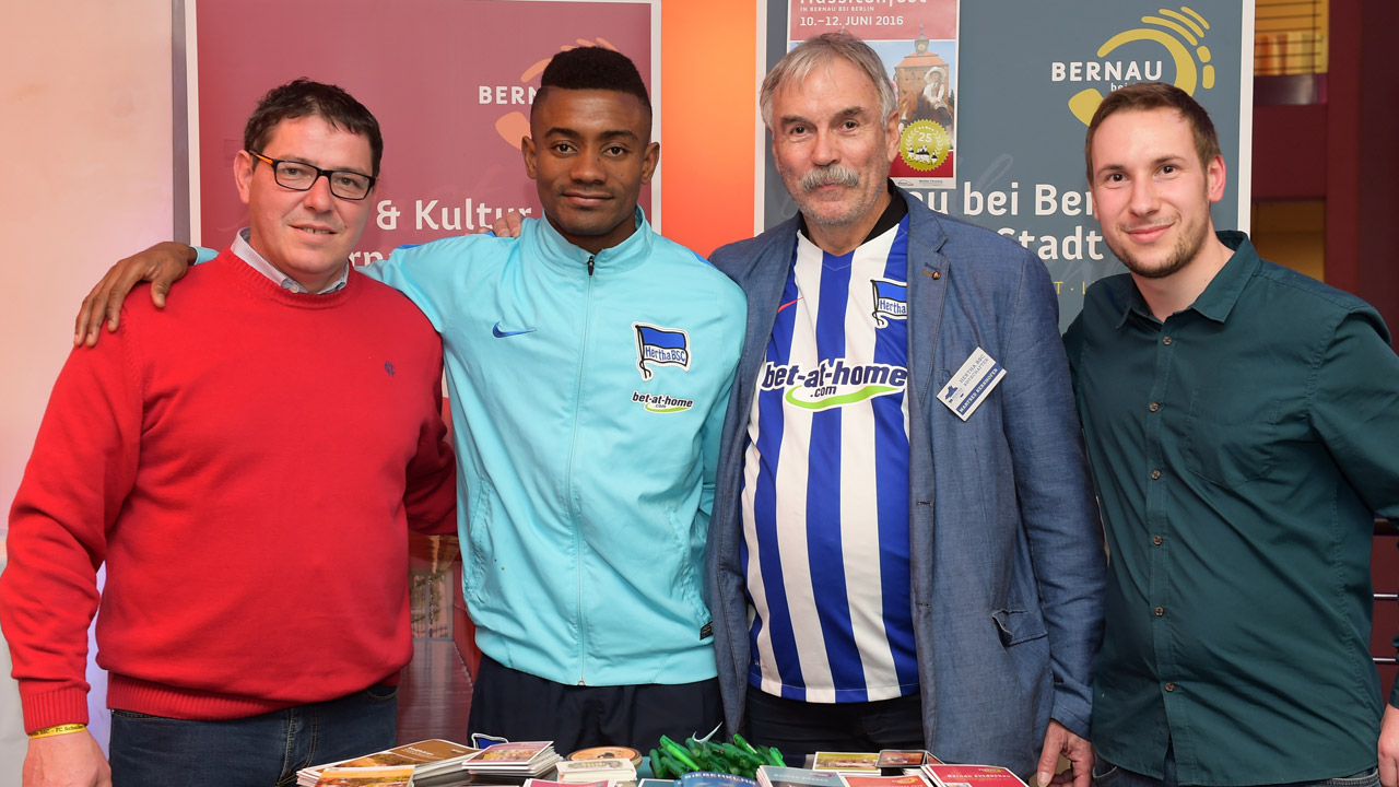 Salomon Kalou am Stand von Bernau