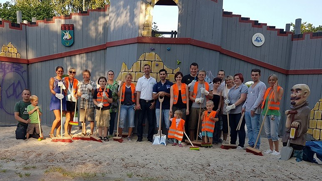 Ein Tag für meine Stadt: Hertha-Fans säubern Spielplatz