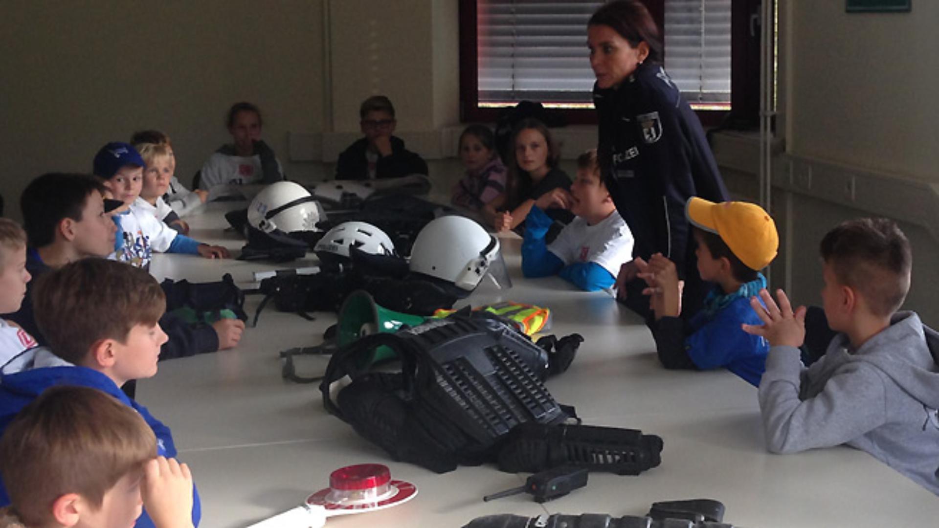 kc-besuch-polizei-1415_06