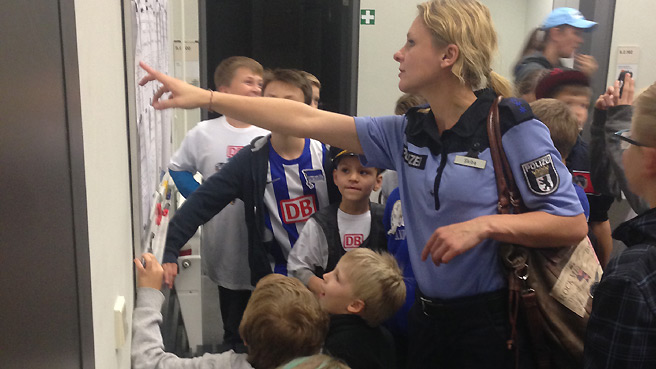kc-besuch-polizei-1415_08