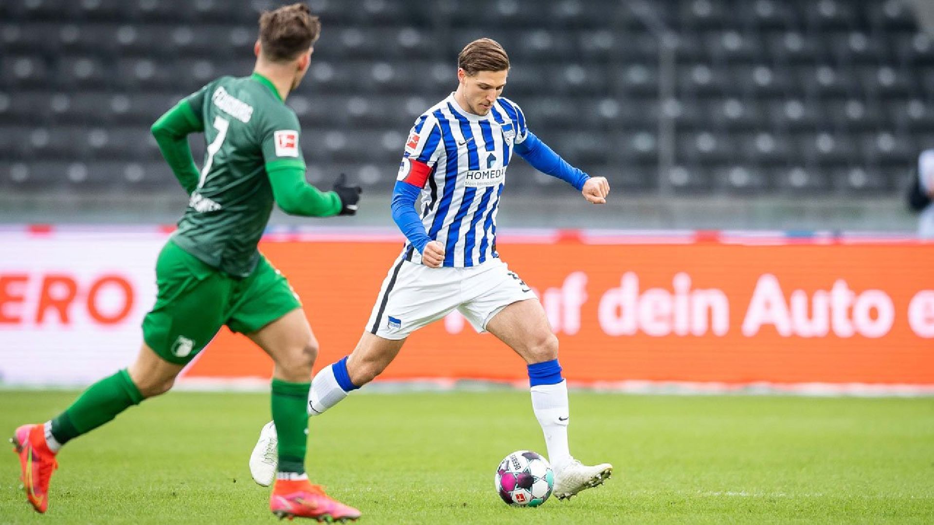 Niklas Stark on the ball during the game against FC Augsburg.