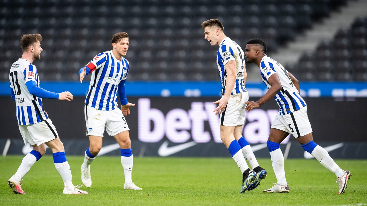 Krzysztof Piątek celebrates the equaliser with this teammates