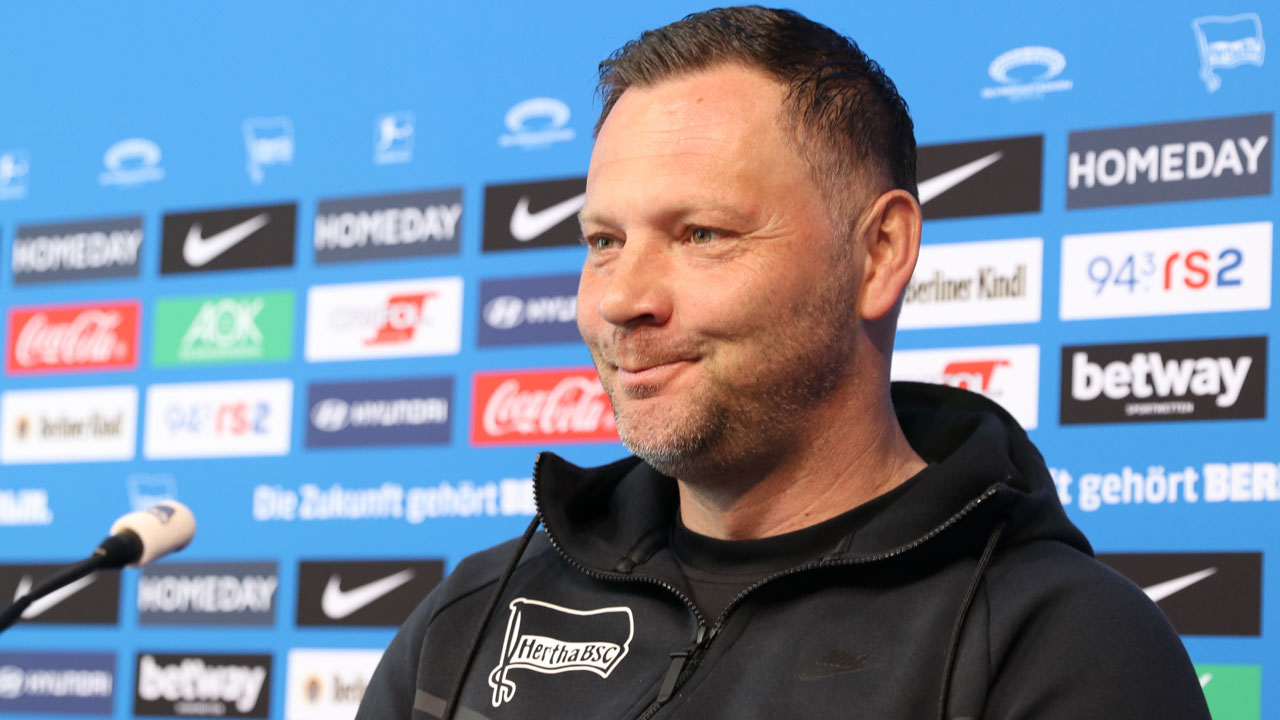 Pál Dárdai auf dem Podium im Medienraum.