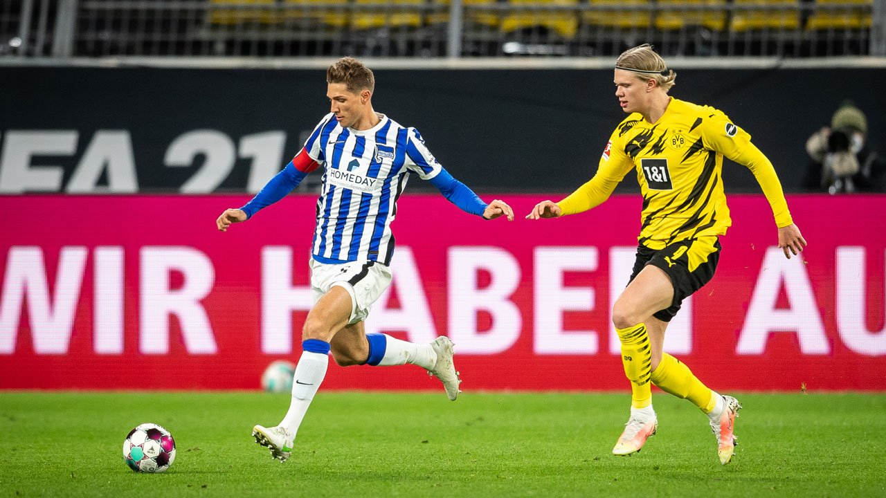 Zu jeder Zeit auf Distanz: Niklas Stark (li.) und Kollegen hatten Erling Haaland im Griff.