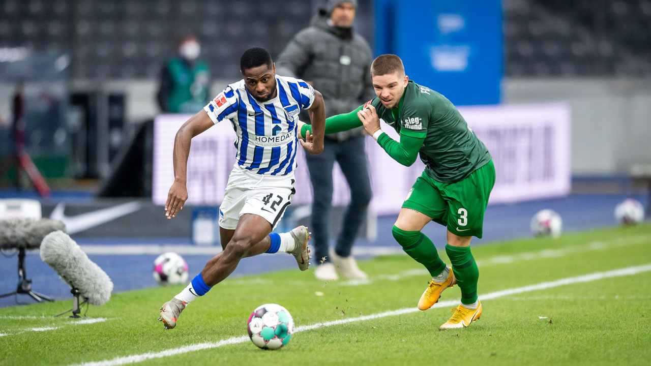 Deyovaisio Zeefuik setzt sich in einem Laufduell durch.