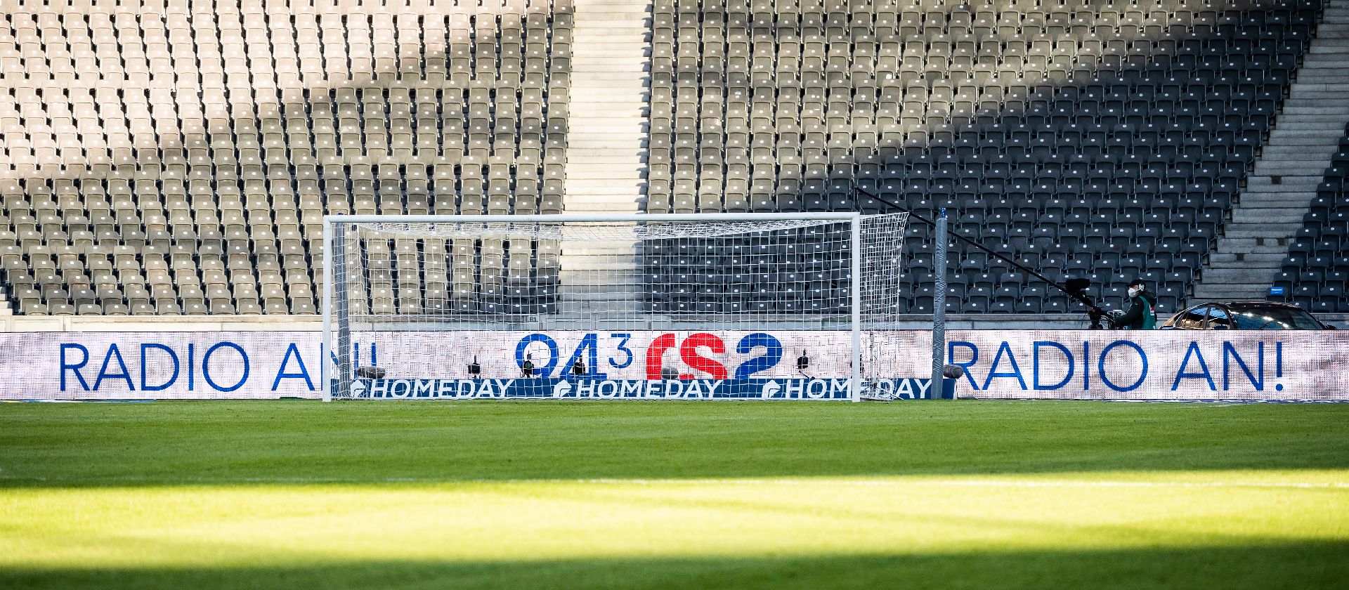 94,3 rs2 auf der Bande im Olympiastadion