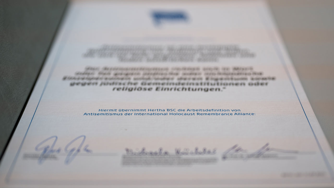 Das unterschriebene Schriftstück zur Übernahme der IHRA-Arbeitsdefinition.