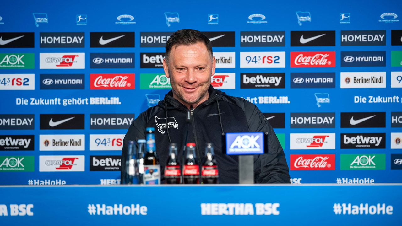 Pál Dárdai spricht auf der Pressekonferenz nach dem Heimspiel gegen Leverkusen.