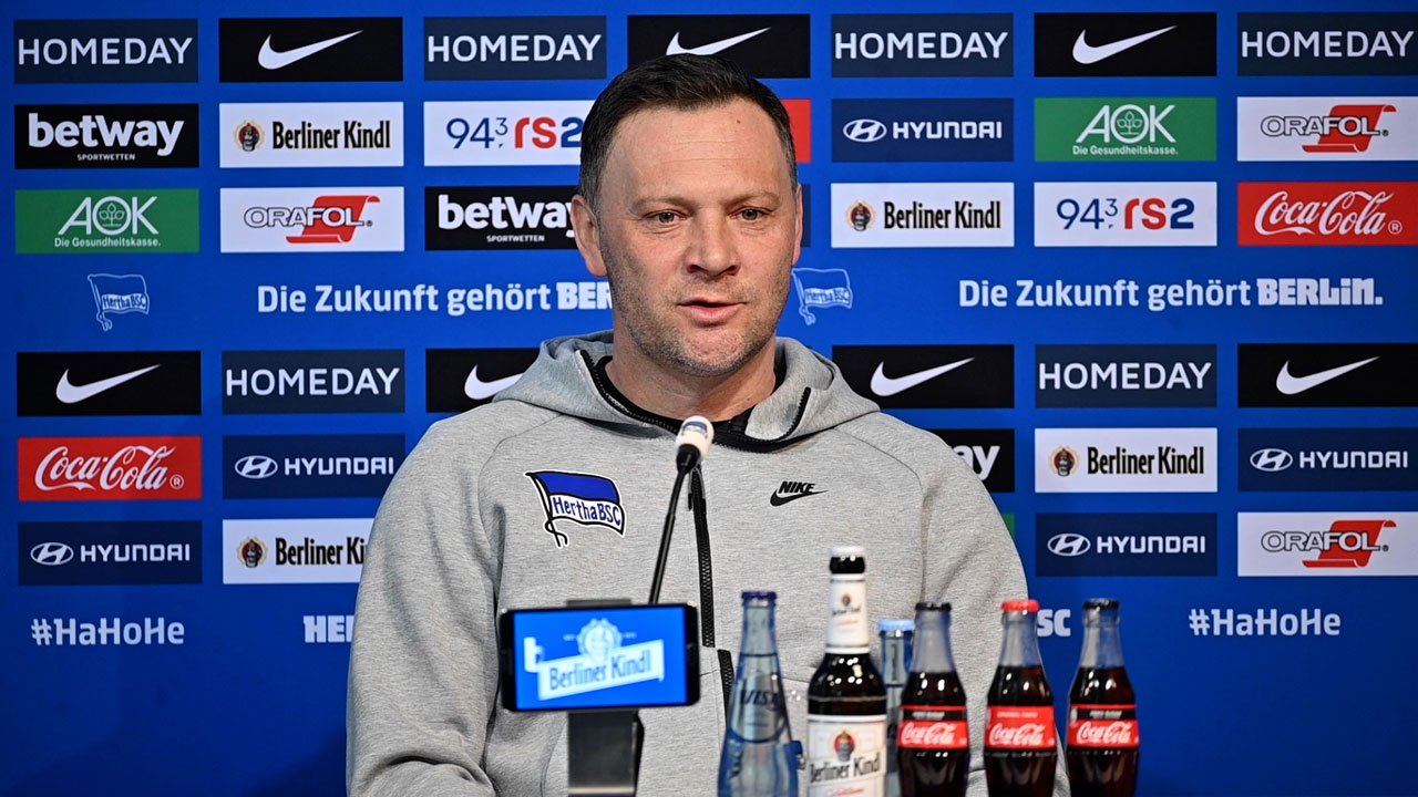 Pál Dárdai bei der PK