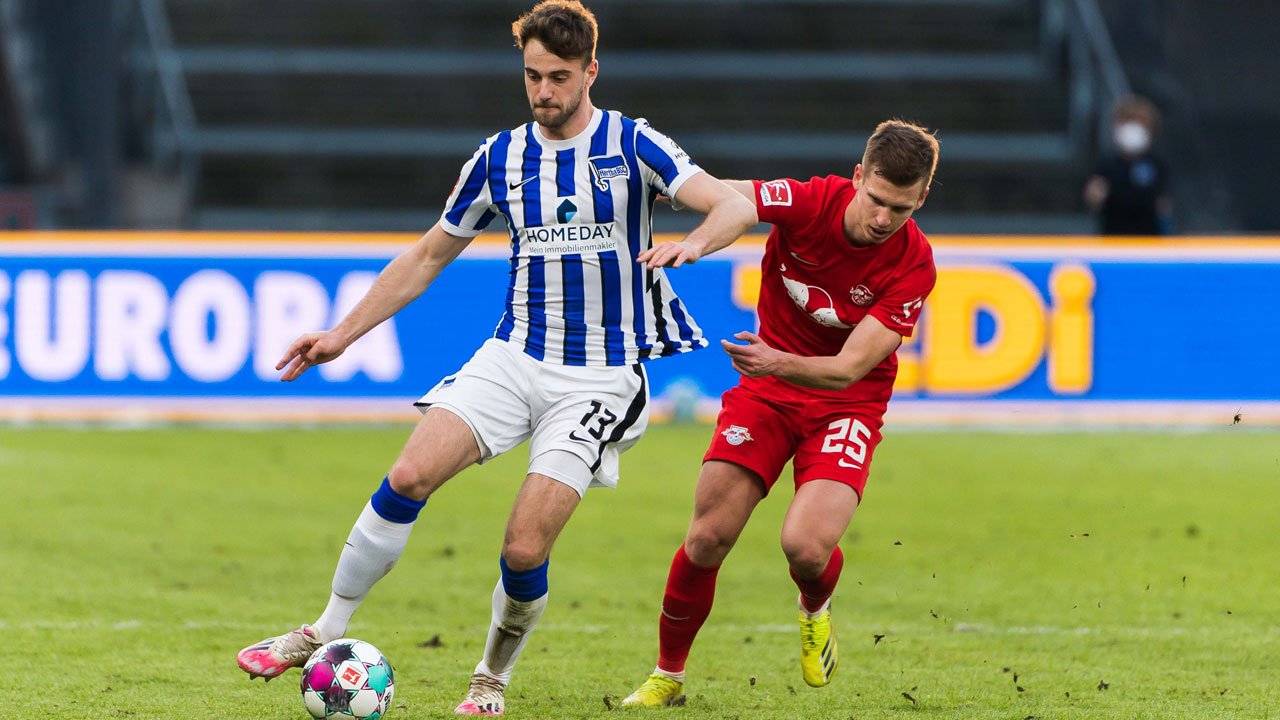 Lukas Klünter im Zweikampf gegen Leipzig