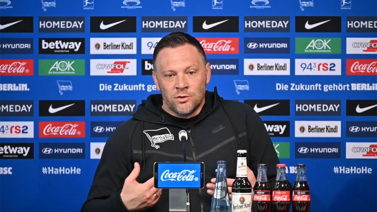 Pál Dárdai auf der Pressekonferenz vor Wolfsburg
