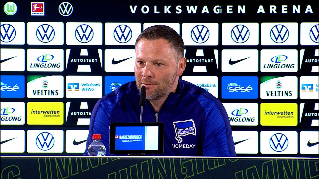 Pál Dárdai auf der Pressekonferenz nach Wolfsburg