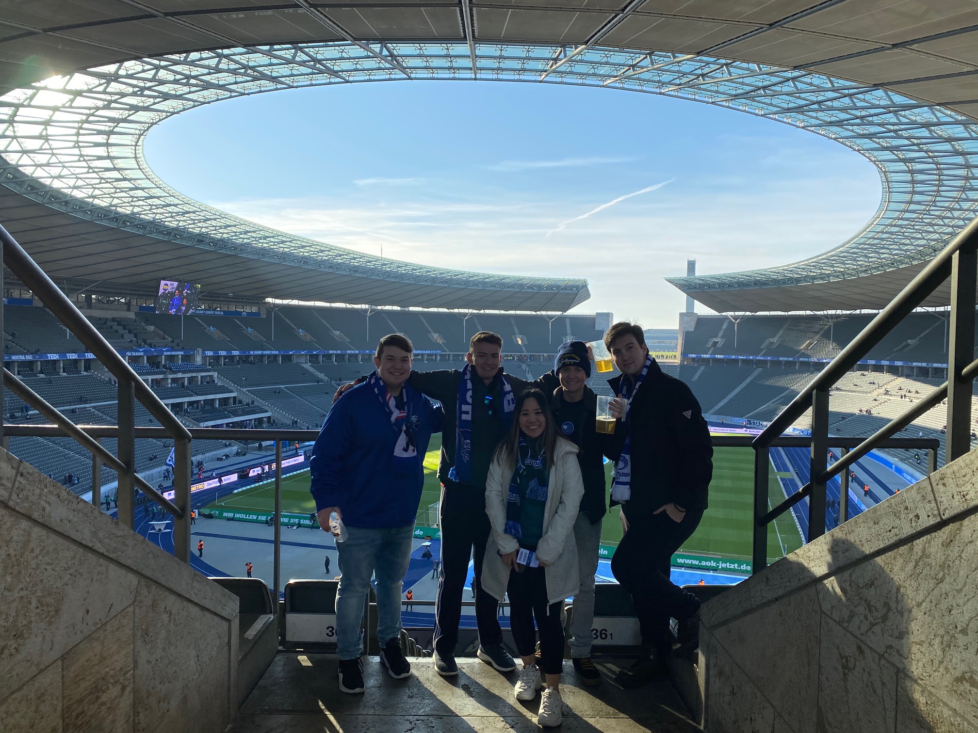 Ryley Duffy mit seinen Freunden im Olympiastadion
