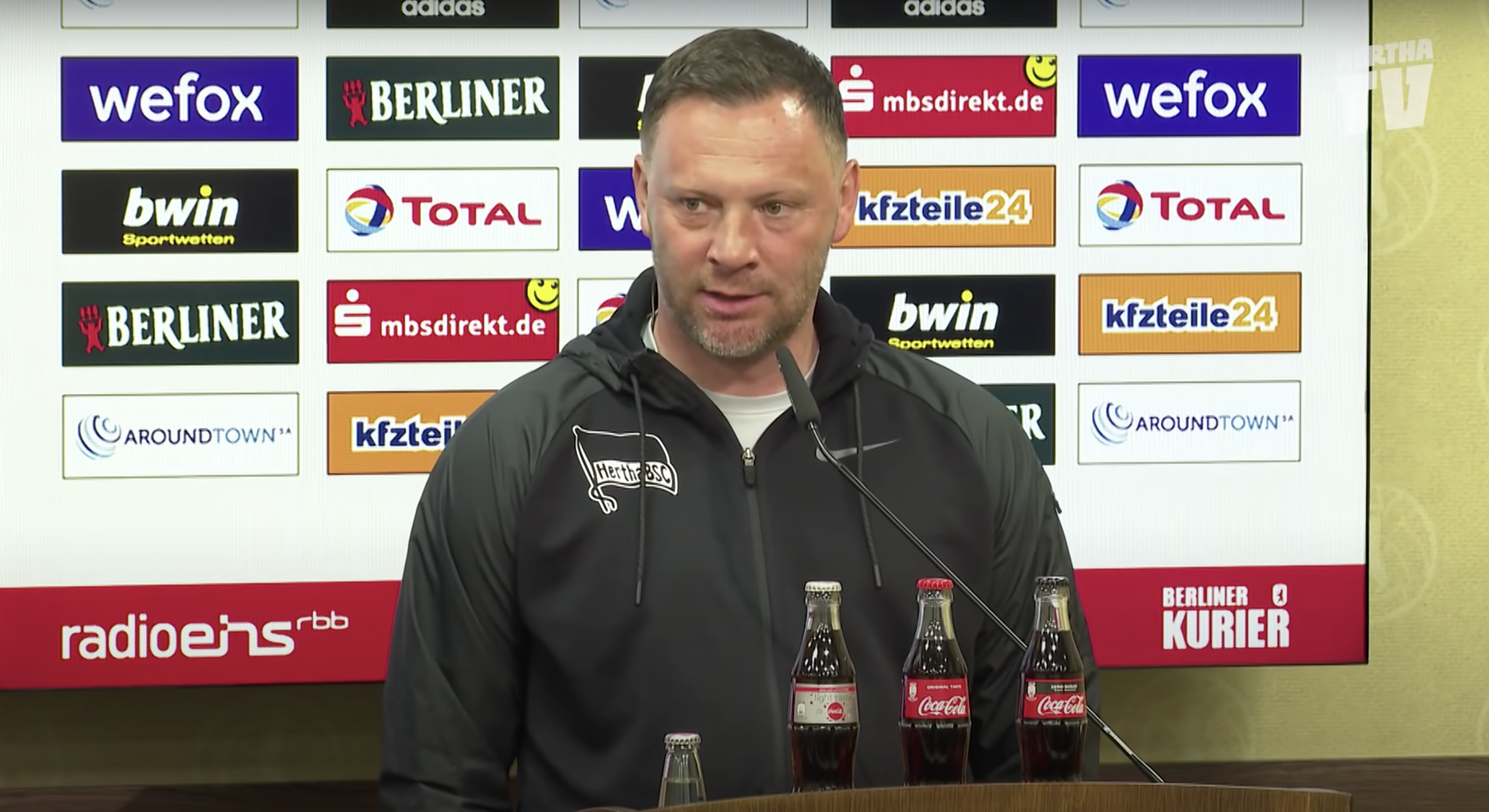 Dárdai spricht auf der Pressekonferenz nach dem Spiel