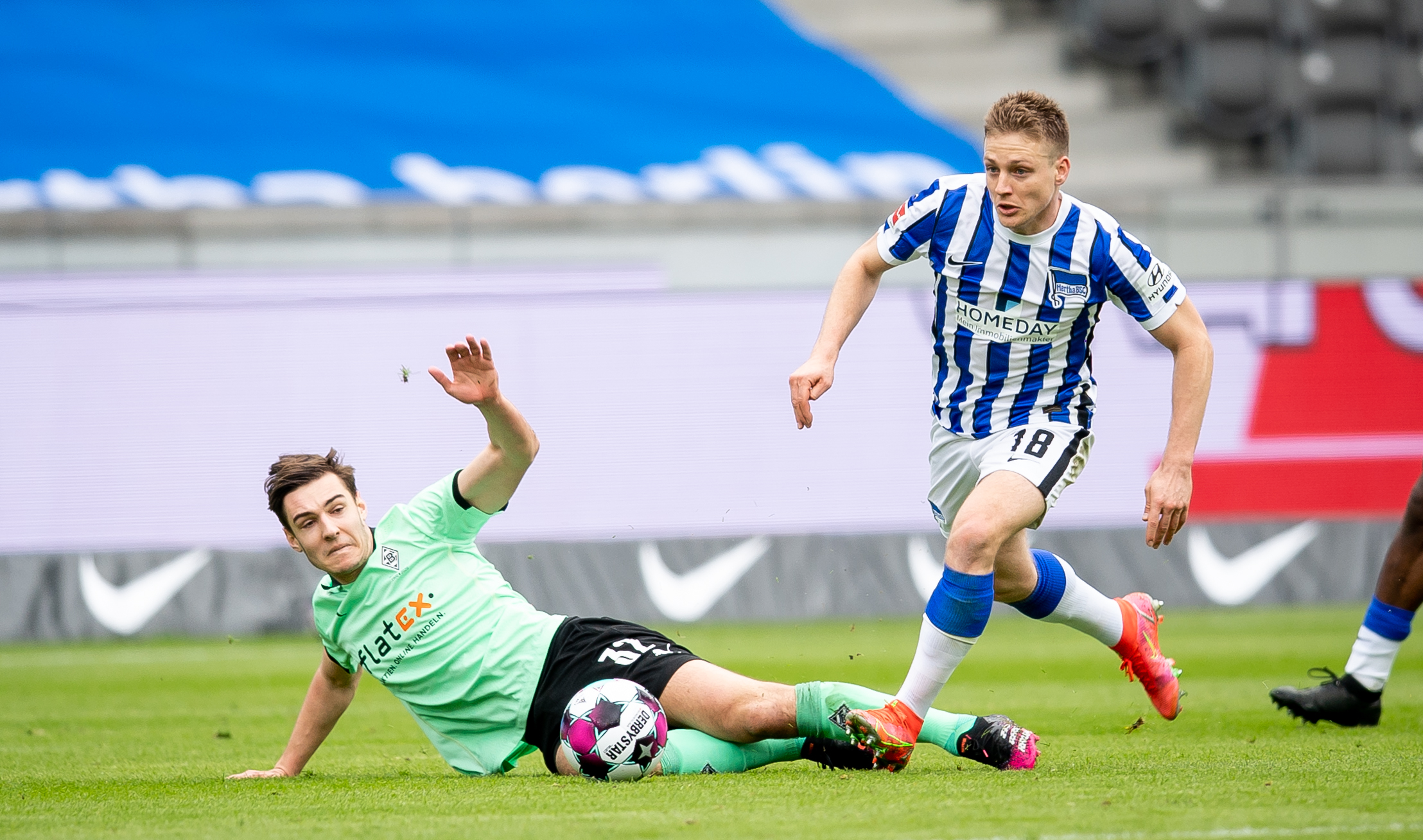 Santiago Ascacibar fights for the ball