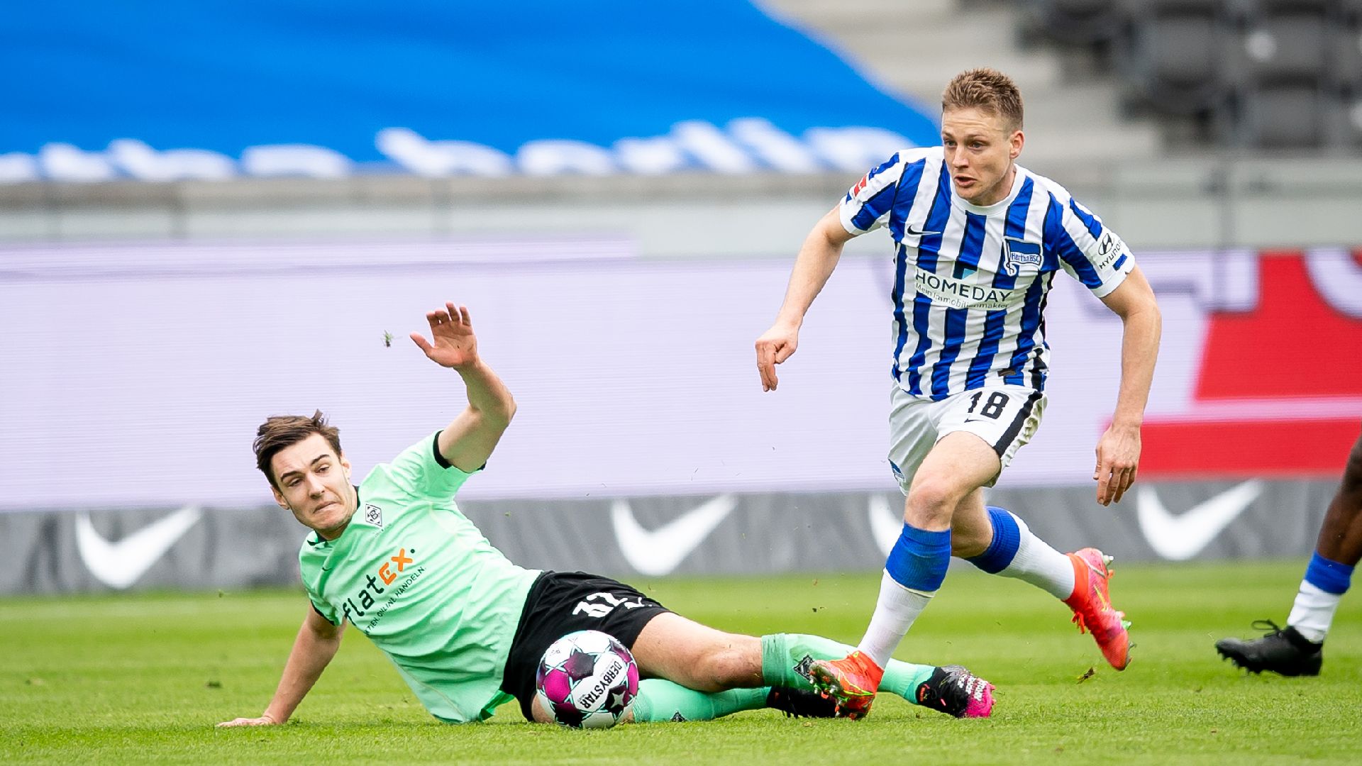 Santiago Ascacibar fights for the ball