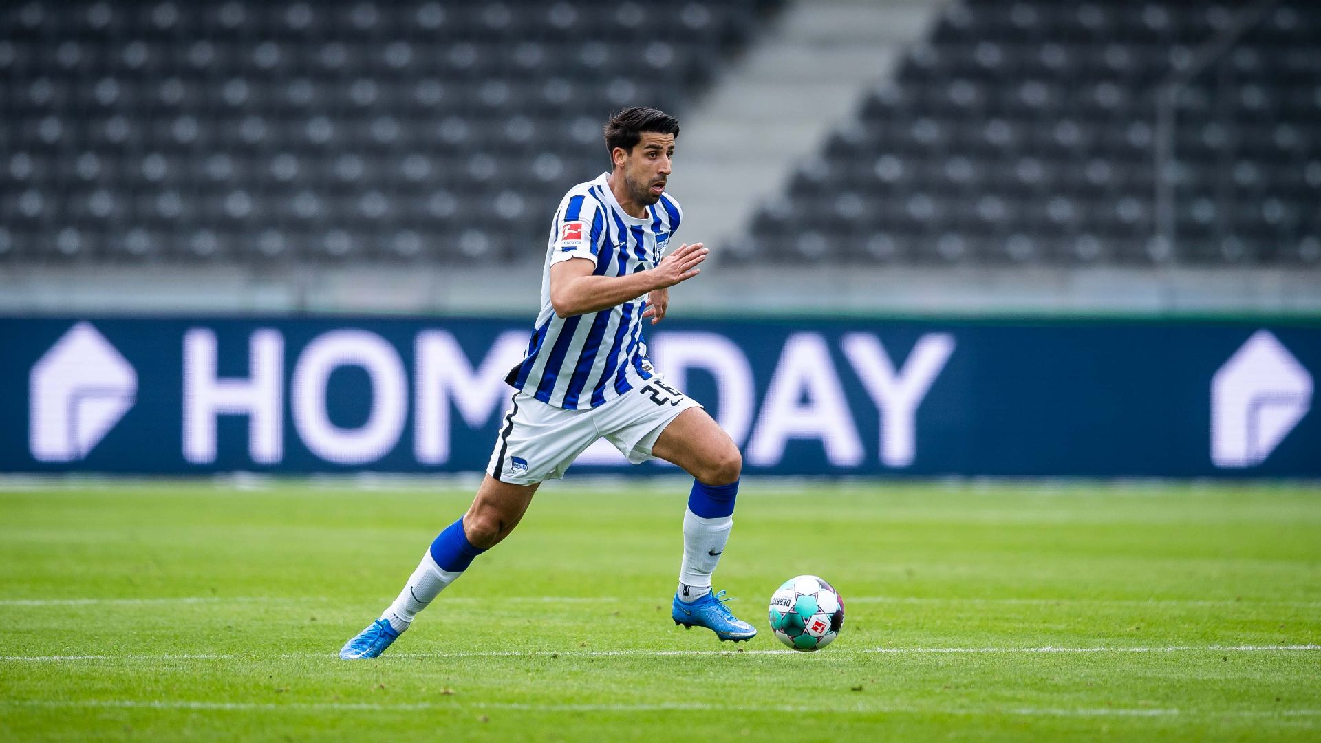 Sami Khedira führt den Ball.