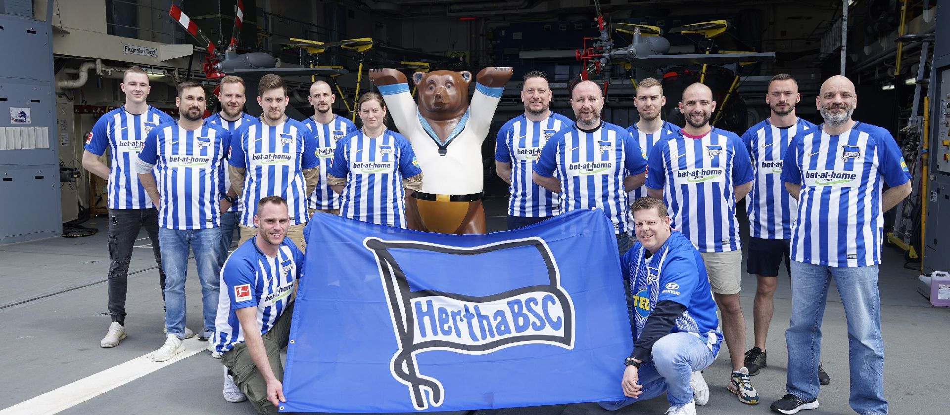 Bundeswehrangehörige in Hertha-Trikots.
