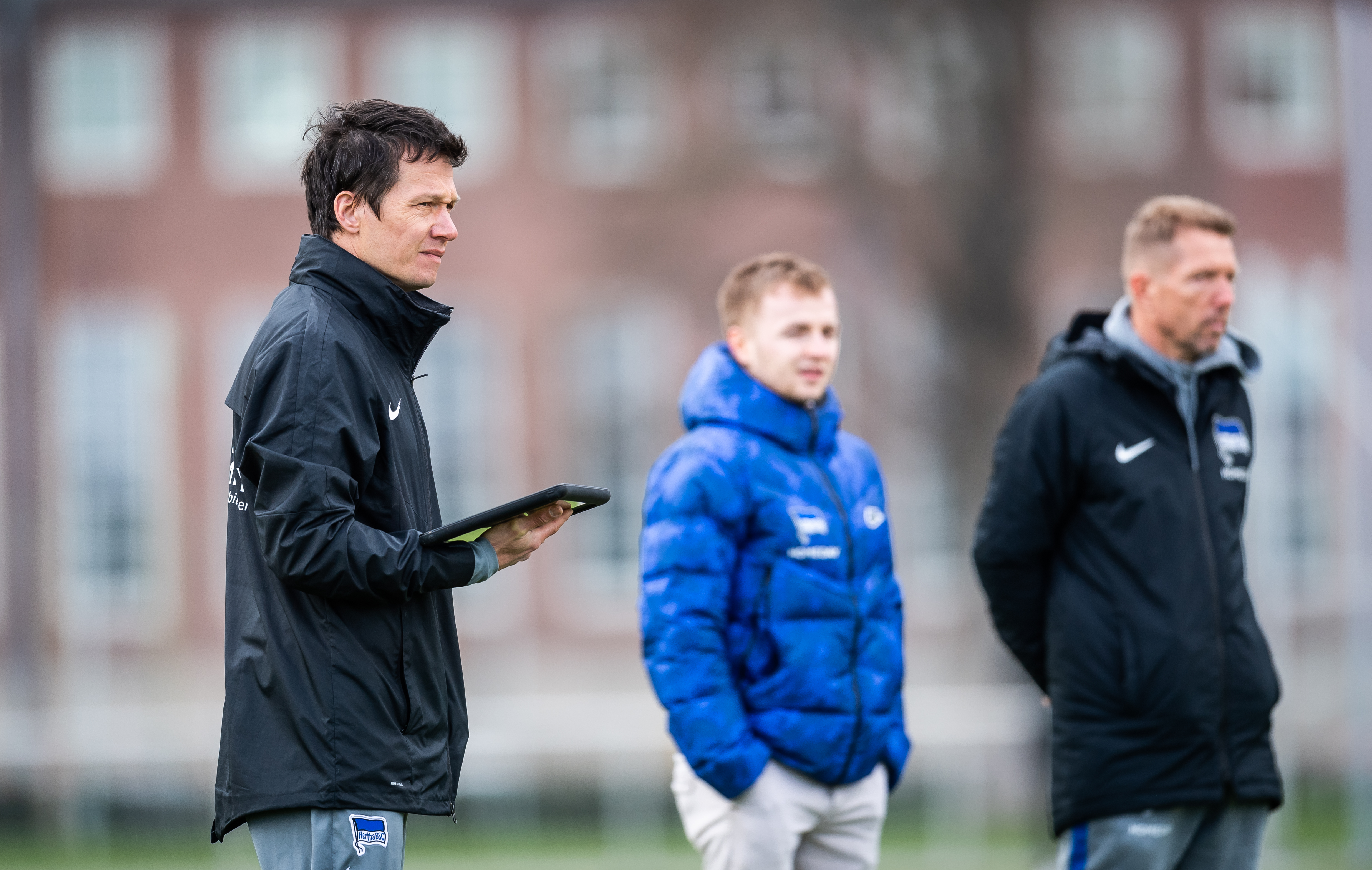 Henrik Kuchno hält sein Tablet während einer Trainingseinheit auf der Hand.