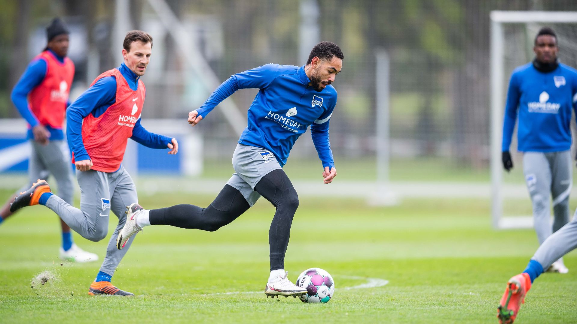 Matheus Cunha mit dem Ball am Fuß.