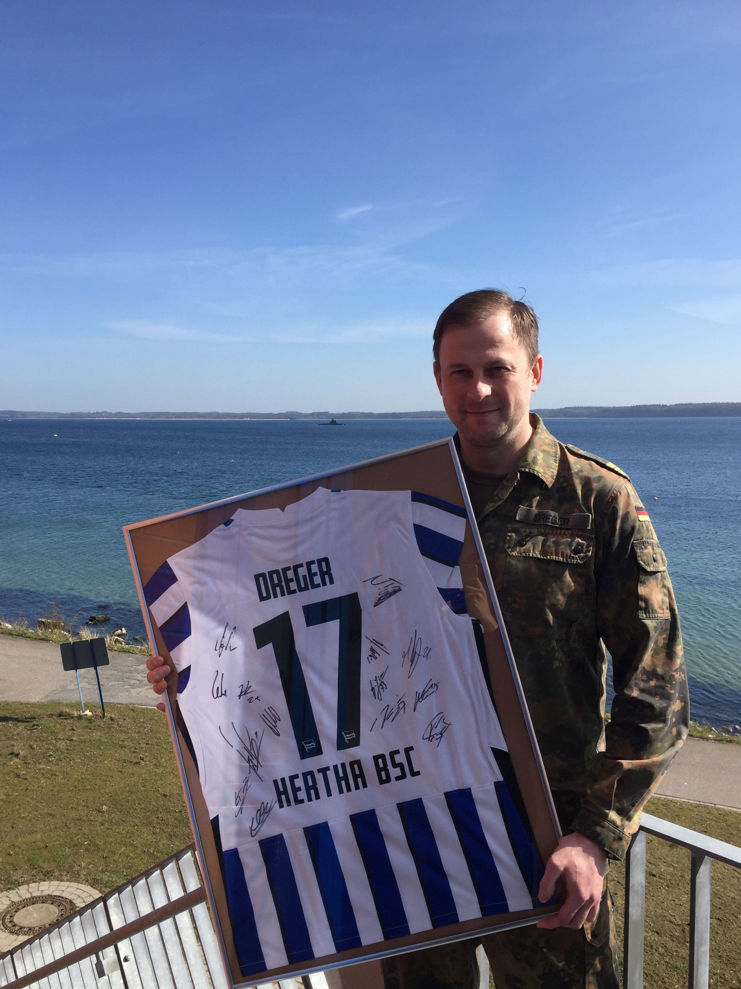 Der Herthaner Dreger mit seinem Trikot