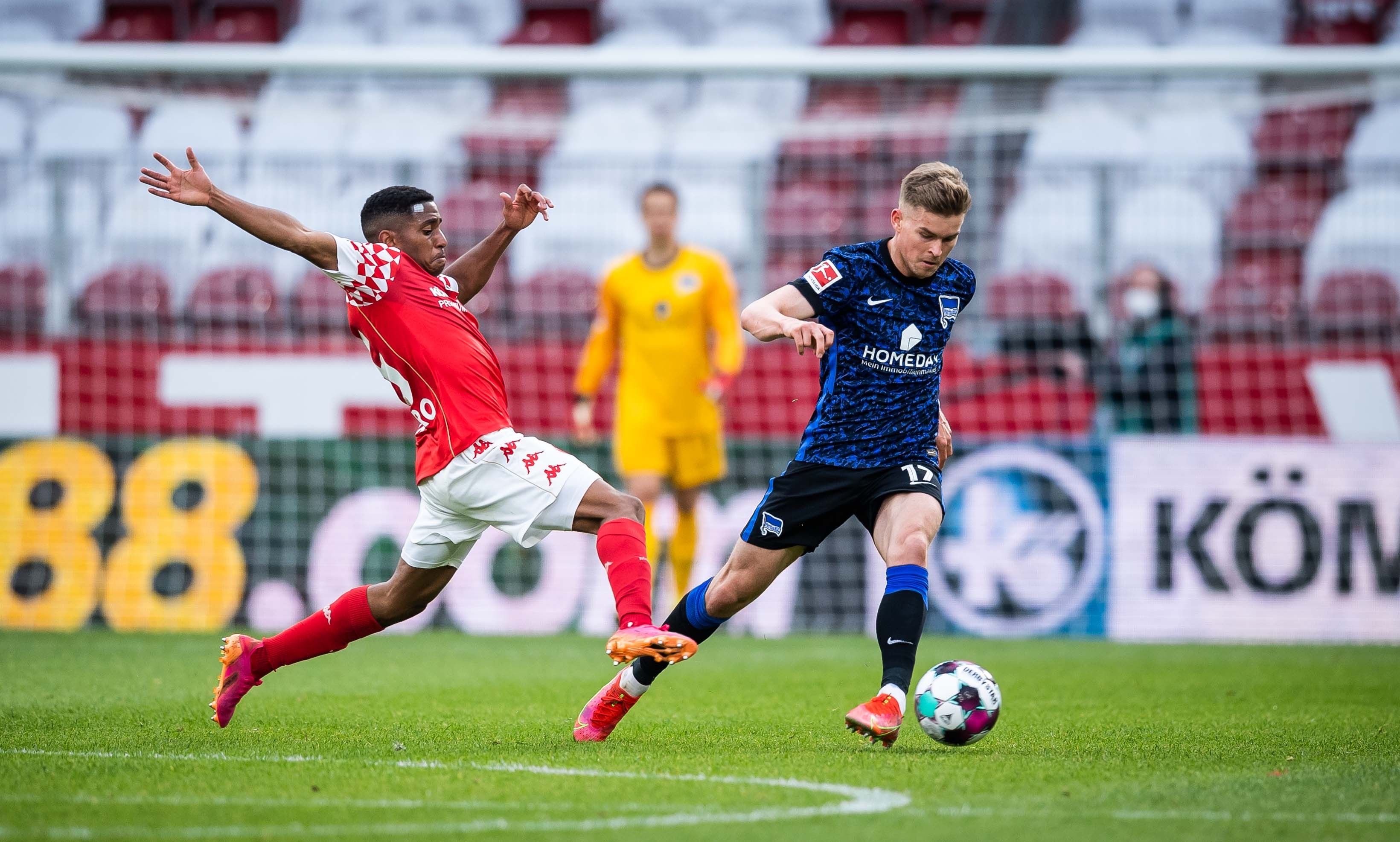 Maxi Mittelstädt challenges for the ball against Mainz 05.