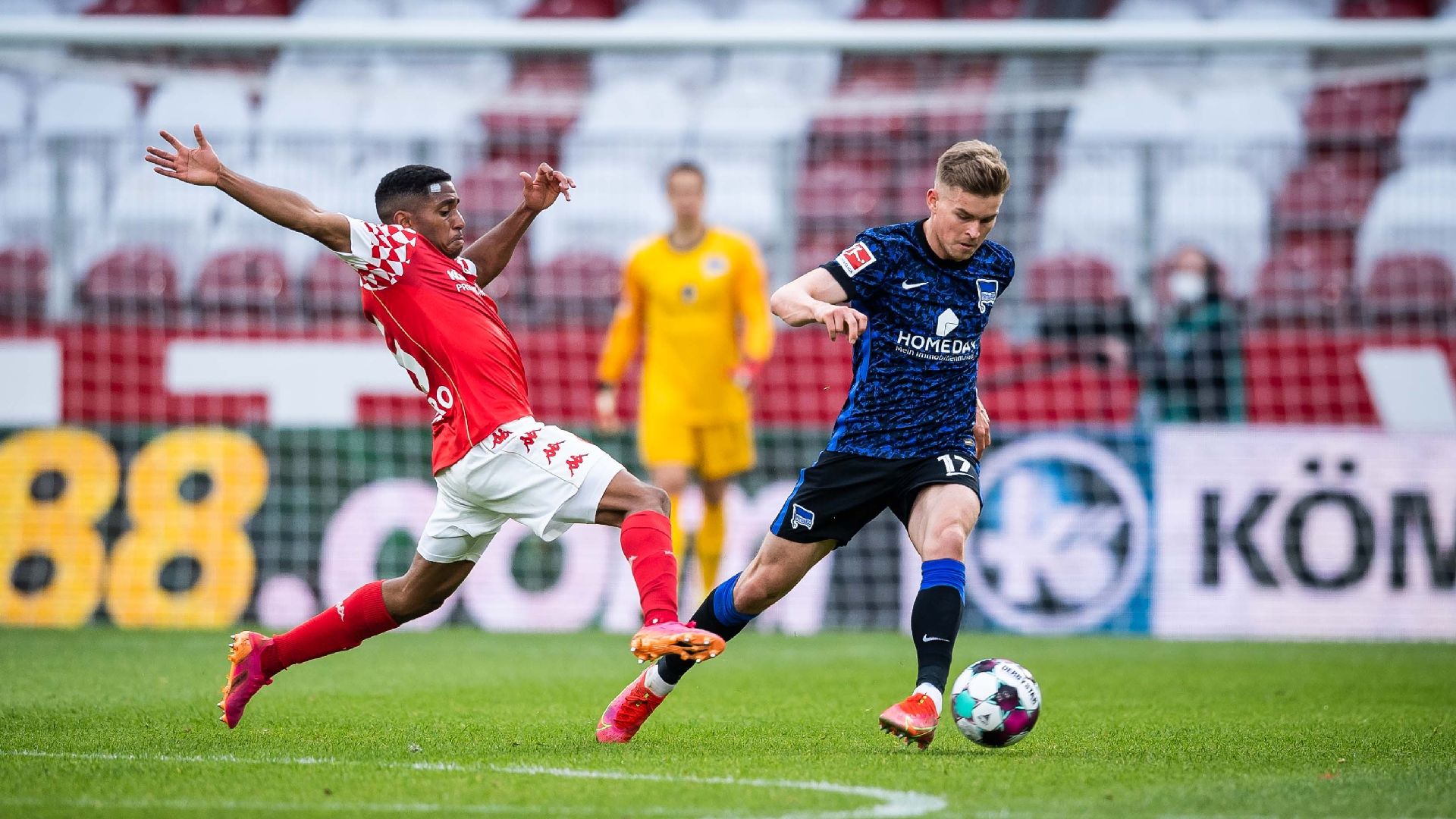 Maxi Mittelstädt challenges for the ball against Mainz 05.