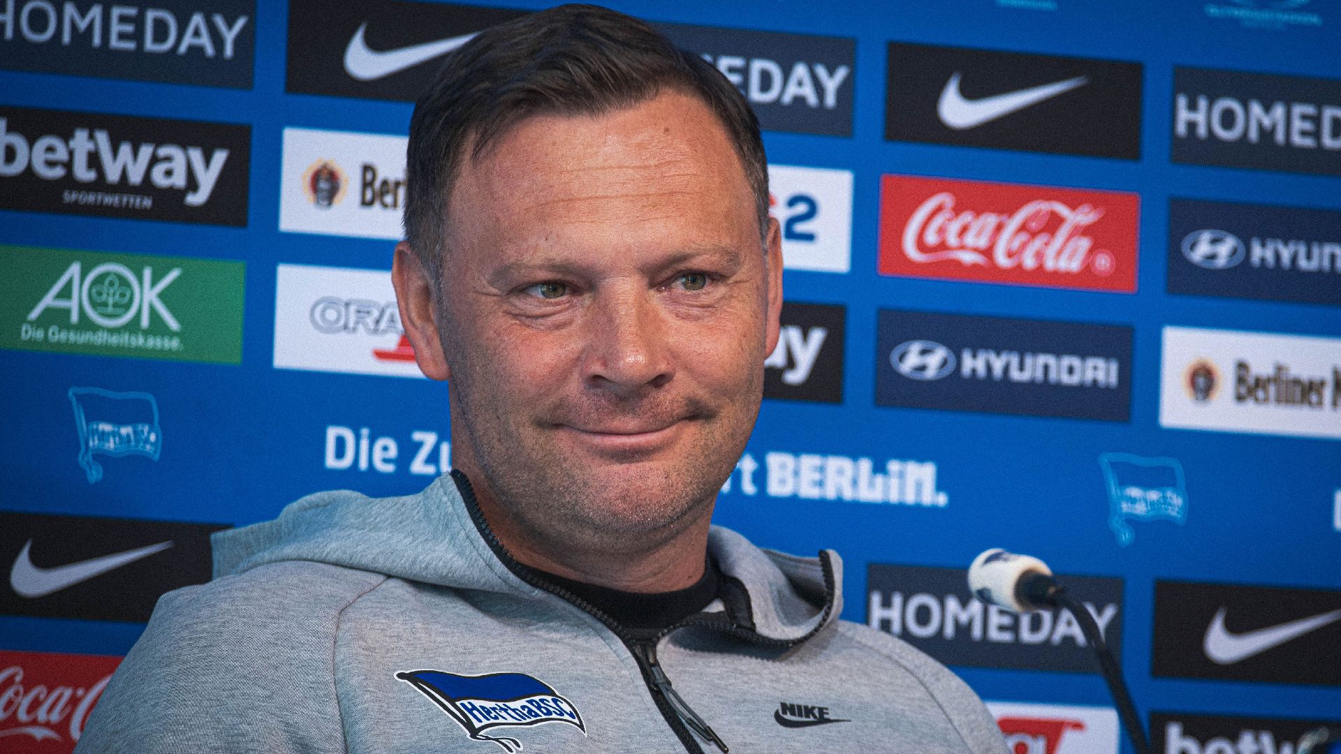 Pál Dárdai lächelt auf der Pressekonferenz.