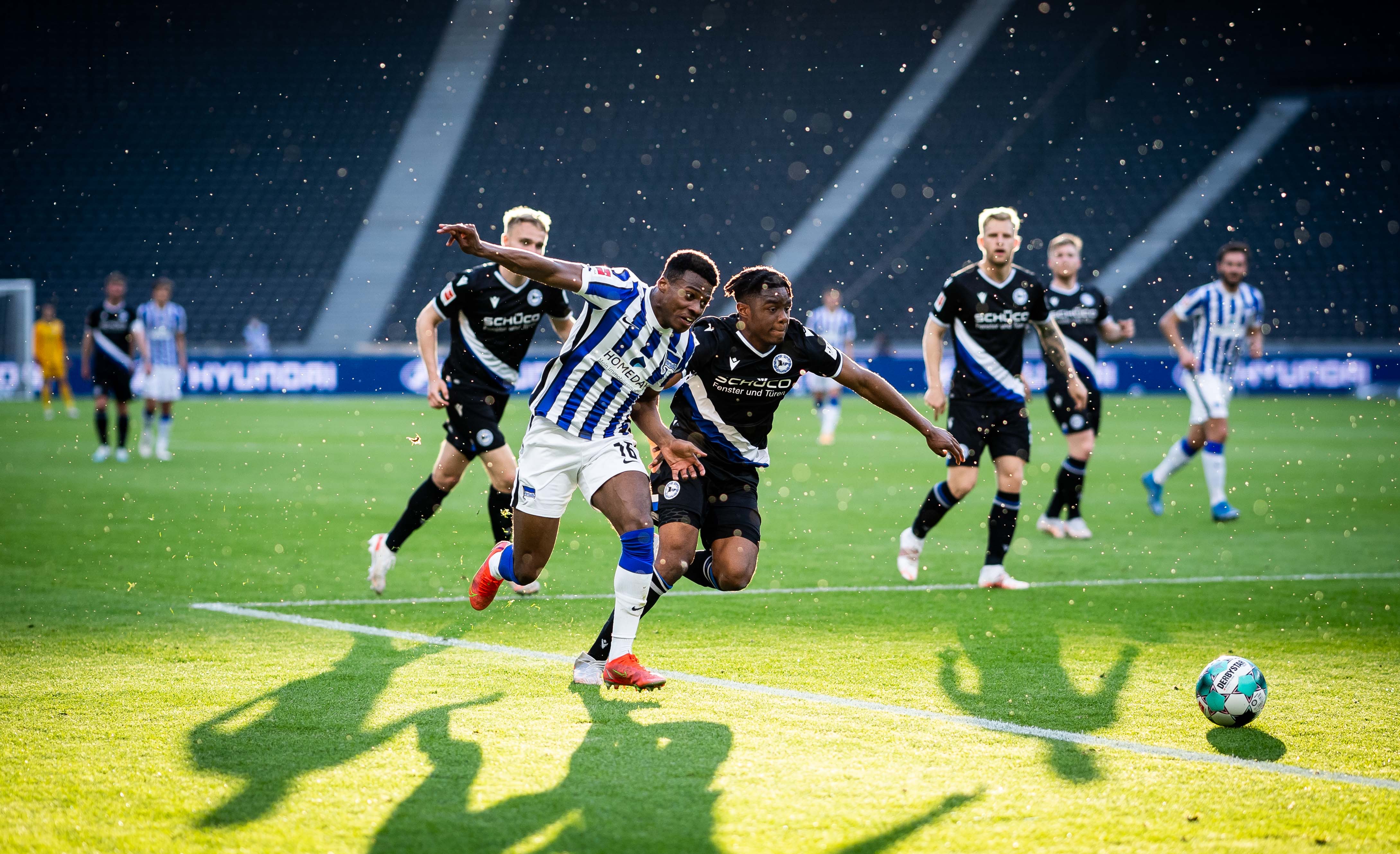 Javairo Dilrosun setzt sich gegen die Bielefelder Gegenspieler durch.