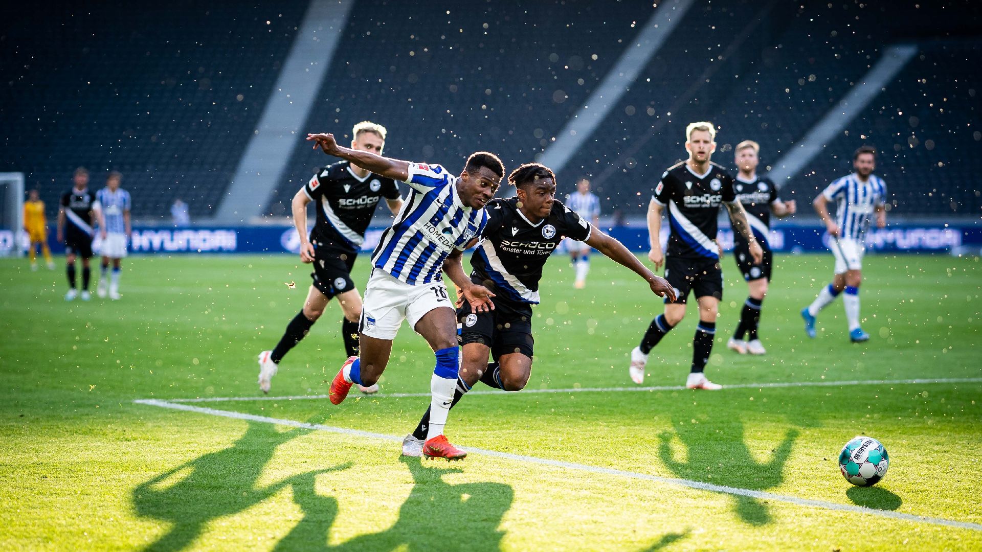 Javairo Dilrosun setzt sich gegen die Bielefelder Gegenspieler durch.