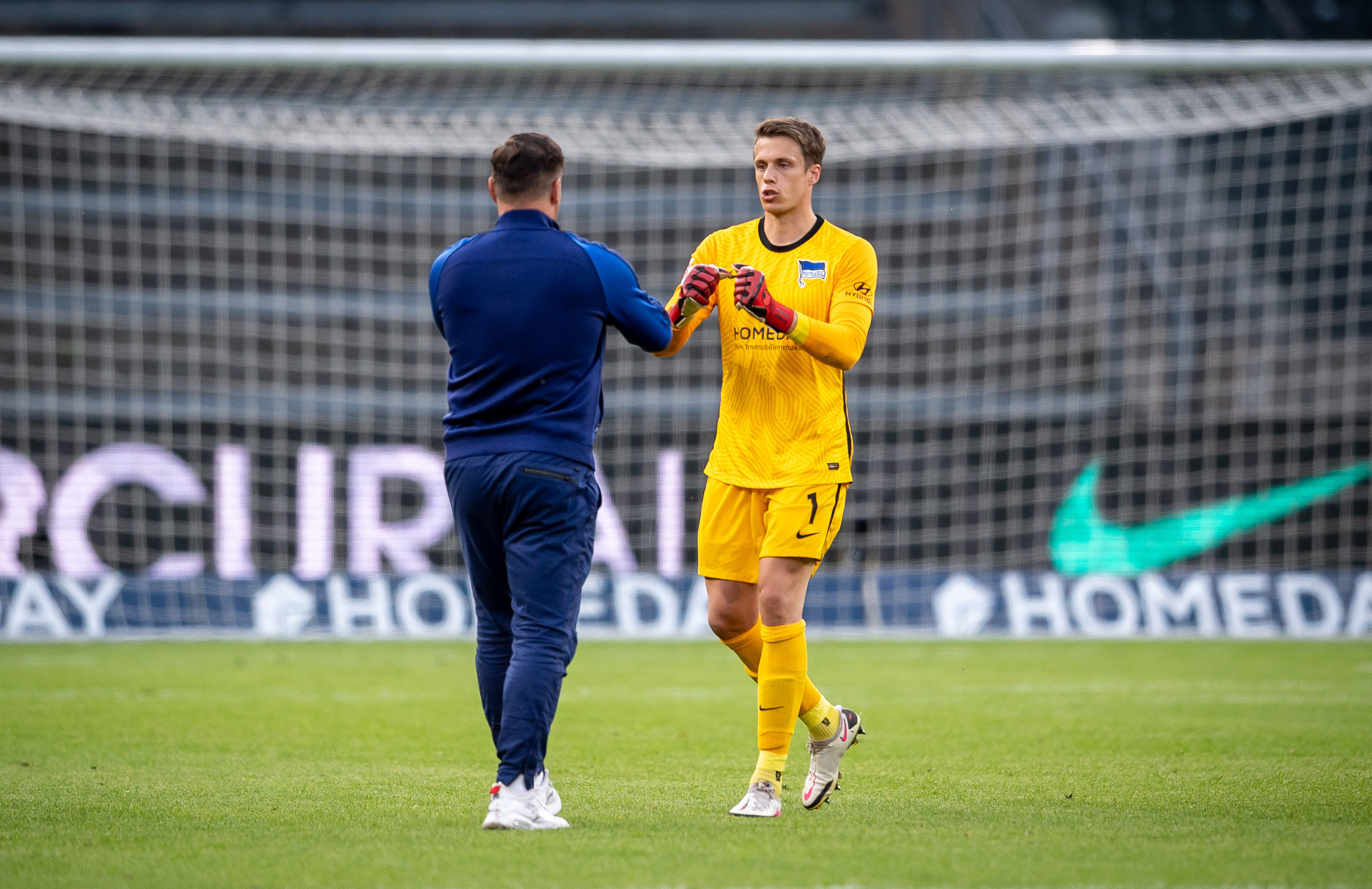 Pál Dárdai und Alexander Schwolow geben sich nach dem Spiel die Faust.